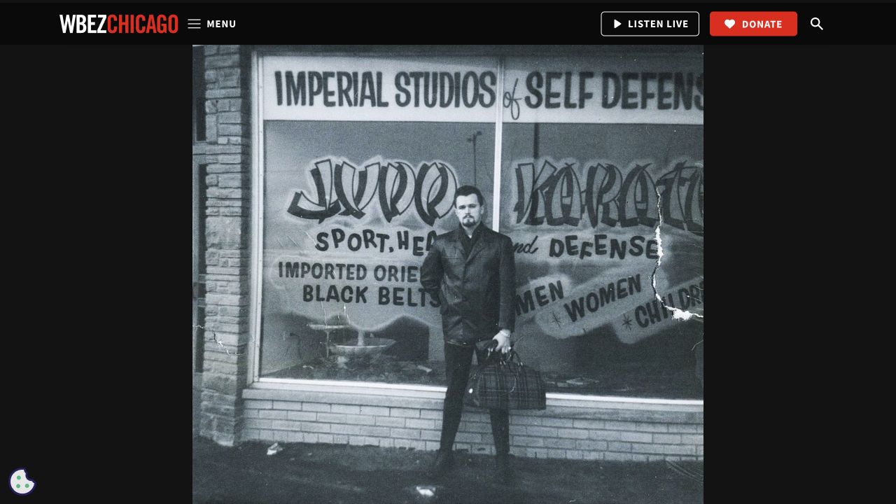 Page WBEZ avec la photographie de John Keehan devant son école